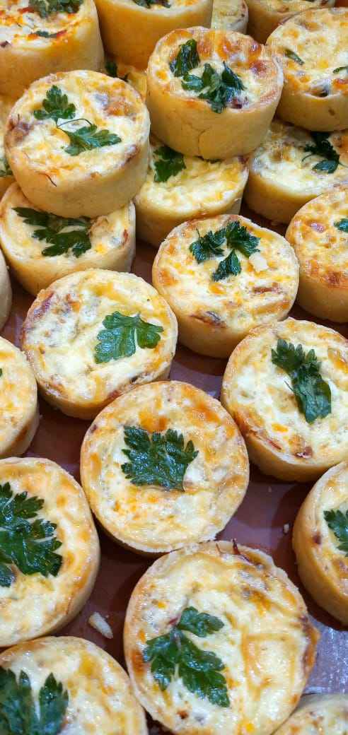 MINI QUICHE DE BRÓCOLIS COM BACON C/3 UNIDADES.