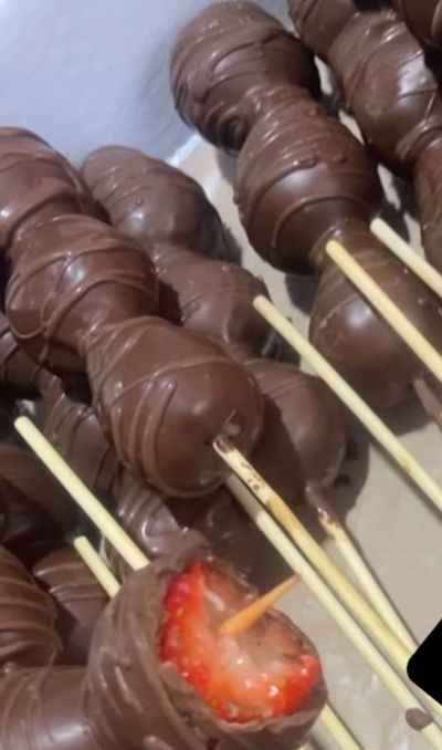 ESPETO DE MORANGO COM CHOCOLATE