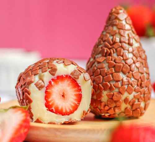 Coxinha de Morango de Leite Ninho