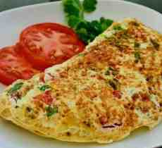 Omelete de sabor pizza