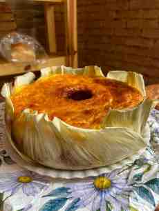 Bolo de Milho Cremoso na Palha com requeijão